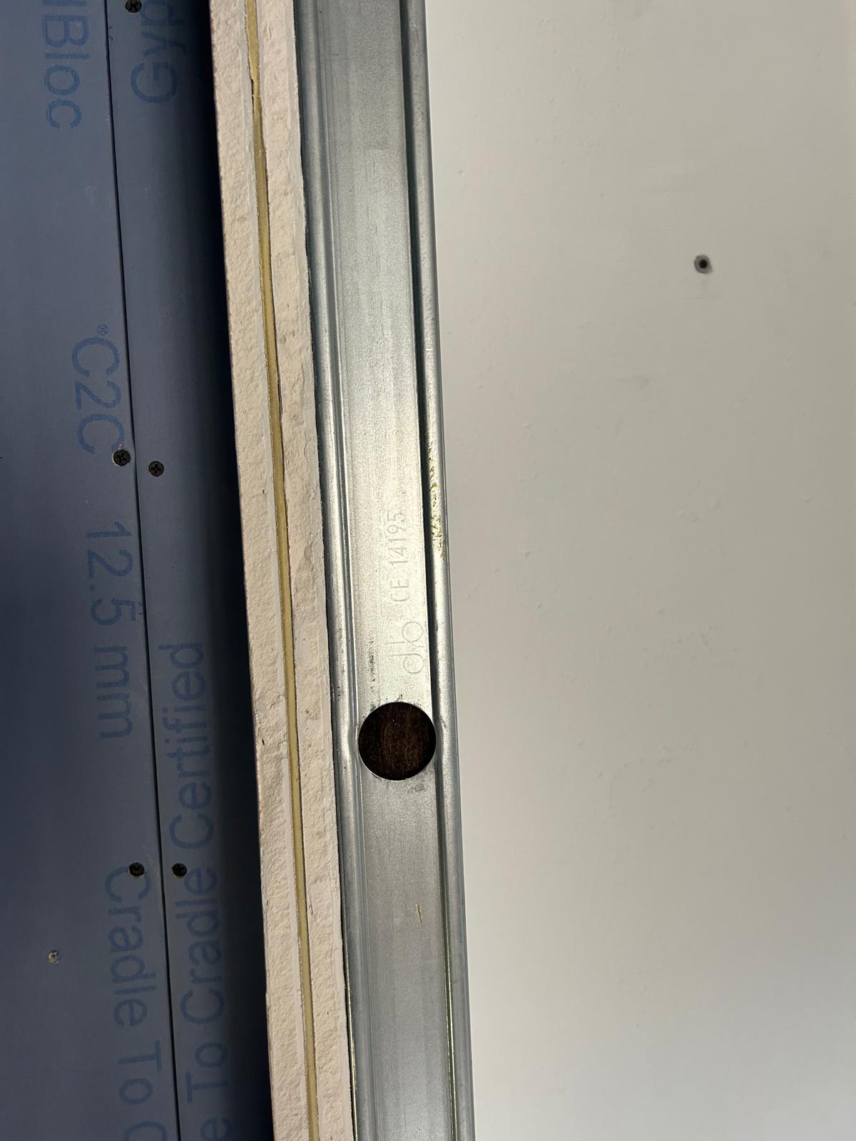 Detail van een metalstud profiel met CE 14195 markering naast een Gyproc plaat met Cradle to Cradle Certified opdruk