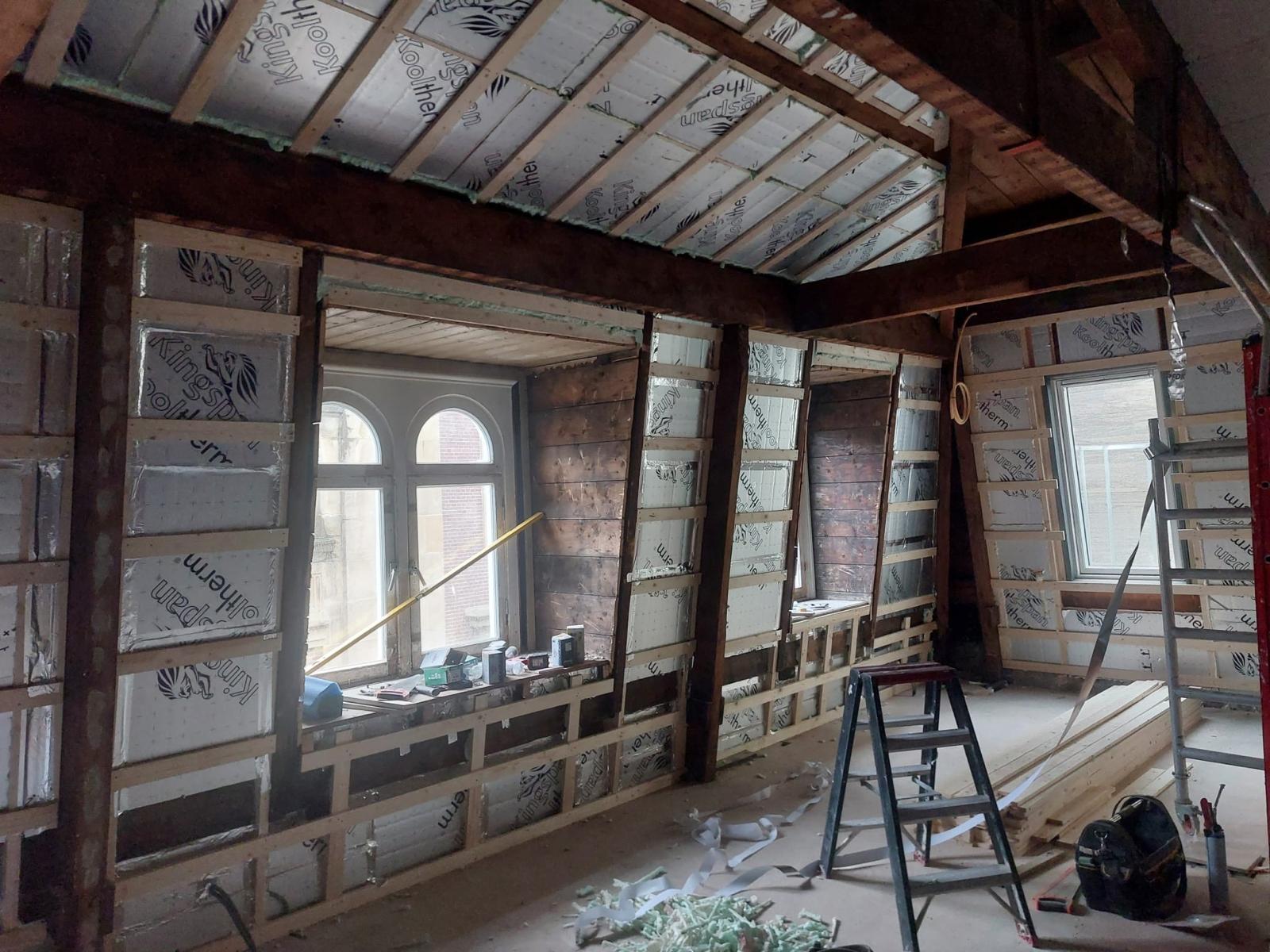Renovatie van een oud pand met Kingspan Kooltherm isolatieplaten tussen houten regelwerk in gevel en dakvlak
